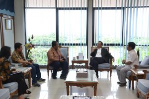 DUA dari kiri, Abdul Rokhim, redaktur Jawa Pos; dan Dio, kepala kompartemen Metropolis Jawa Pos; Rektor UNAIR Prof. Dr. Mohammad Nasih, SE., MT., Ak., CMA.; dan Ketua Pusat Informasi dan Humas (PIH) UNAIR Dr. Suko Widodo saat menggelar pertemuan di Lantai 4, Kantor Manajemen Kampus C UNAIR. (Foto: Feri Fenoria)