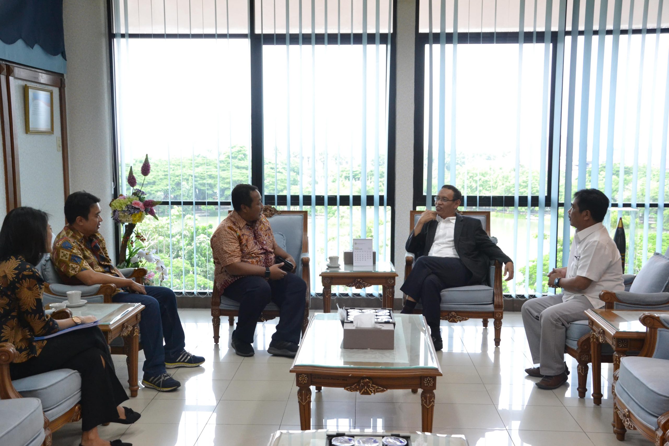 DUA dari kiri, Abdul Rokhim, redaktur Jawa Pos; dan Dio, kepala kompartemen Metropolis Jawa Pos; Rektor UNAIR Prof. Dr. Mohammad Nasih, SE., MT., Ak., CMA.; dan Ketua Pusat Informasi dan Humas (PIH) UNAIR Dr. Suko Widodo saat menggelar pertemuan di Lantai 4, Kantor Manajemen Kampus C UNAIR. (Foto: Feri Fenoria)