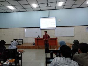 IZZAN Aminul Majid speaks in HRDT activities in Room 211 of FEB UNAIR