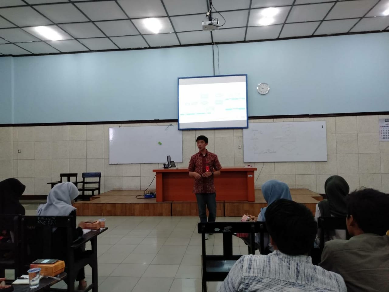 IZZAN Aminul Majid speaks in HRDT activities in Room 211 of FEB UNAIR