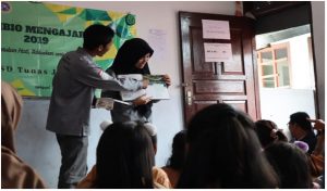 KEGIATAN Himbio UNAIR Mengajar bersama anak-anak SD. (Foto: Istimewa)