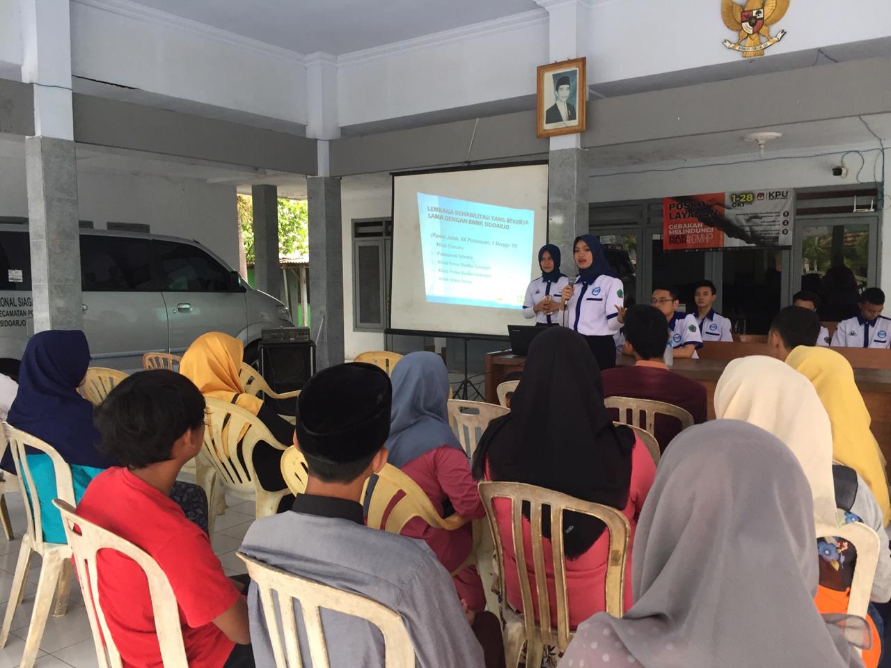 IGA Rahma mahasiswa berprestasi juara I Duta Anti Narkoba Sidoarjo saat memberikan penyuluhan tentang bahaya narkoba. (Foto: Istimewa)