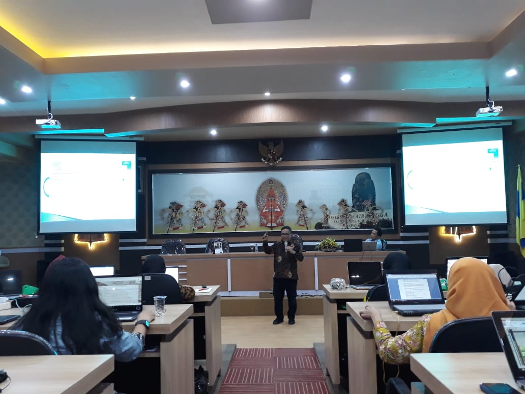 PROF. Dr. Moh. Yasin, M.Si., saat memberikan materi mengenai strategi submit ke jurnal internasional, di Ruang Parlinah Perpustakaan UNAIR Kampus B. (Foto: Erika Eight Novanty)