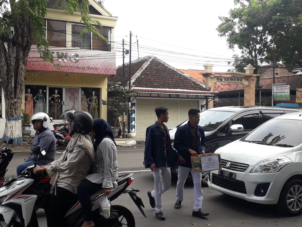 Aksi tersebut diikuti oleh mahasiswa anggota Hima D3 Keperawatan UNAIR. Ayu selaku ketua Hima D3 Keperawatan UNAIR sekaligus sebagai salah seorang mahasiswa yang turut melakukan aksi penggalangan dana itu menyebutkan, kegiatan tersebut dilakukan untuk membantu korban banjir bandang di Sentani, Papua. (Foto: Istimewa)