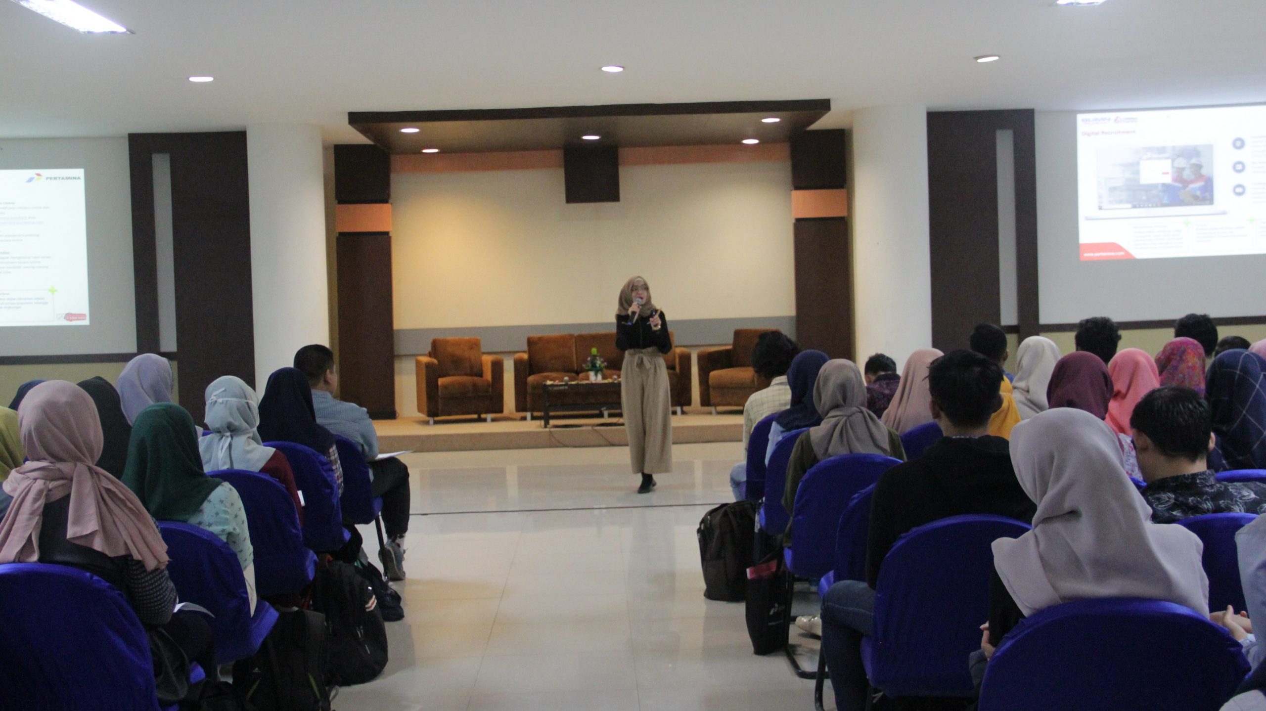 HUMAN Resource Pertamina, Yusivadheti Norman saat mengisi acara Airlangga Career Workshop 2019: Insider Tips for a Good CV and Successful Interview pada Kamis (14/3/2019) di Airlangga Convention Center. (Foto: Yunus).