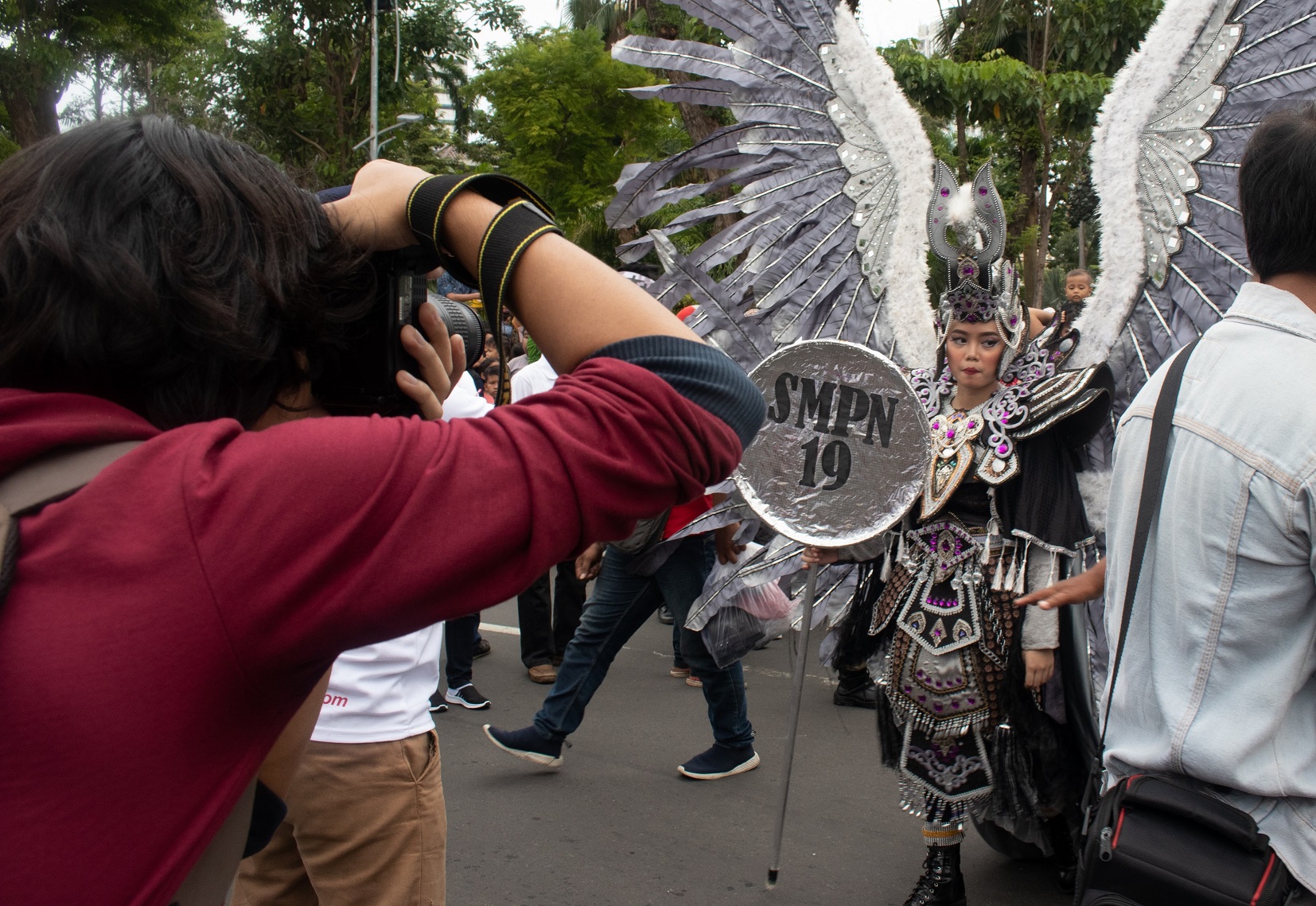 MAHASISWA Ilmu Komunikasi Fakultas Ilmu Sosial dan Ilmu Politik (FISIP) Universitas Airlangga mengambil gambar di tengah kegiatan Surabaya Vaganza 2019 pada Minggu (24/3/2019). (Foto: Istimewa)