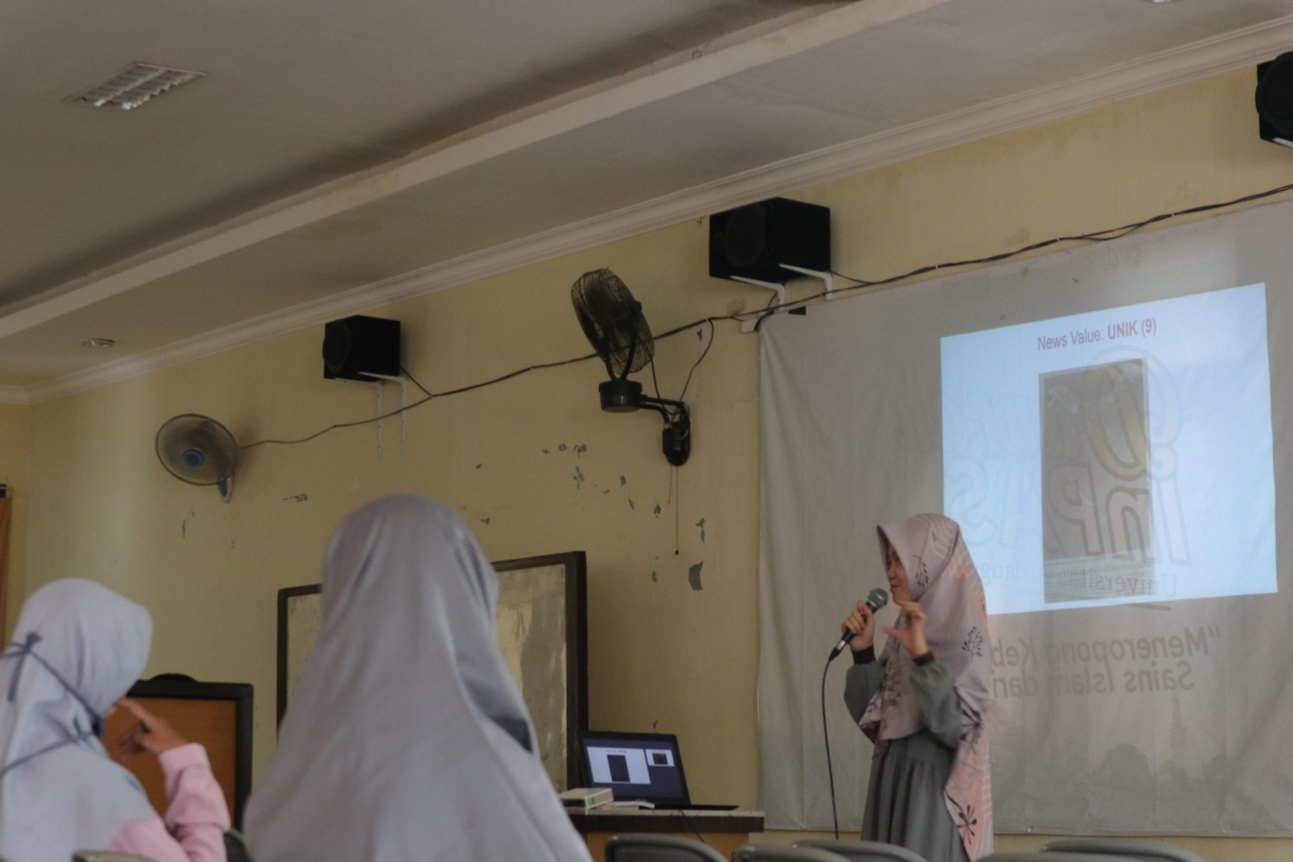 ZANNA menyampaikan materi dasar jurnalistik pada peserta. (Foto: Istimewa)