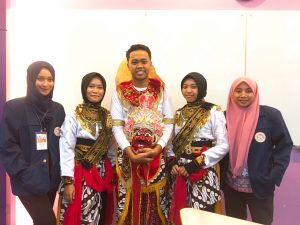 AIRLANGGA Squad saat menampilkan Tari Reog Ponorogo dalam kegiatan pertukaran pelajar yang dilaksanakan di Kuala Lumpur, Malaysia. (Foto: Istimewa)