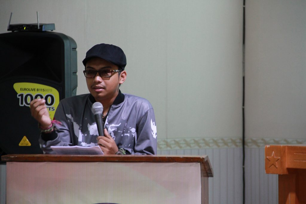 YUNAZ Ali Akbar Karaman, pegiat literasi Perpustakaan Prasojo, memberikan orasi di Pra-Dies Natalis Ke-21 Departemen Ilmu Sejarah Fakultas Ilmu Budaya (FIB) Universitas Airlangga pada Rabu (13/3). (Foto: Rama)