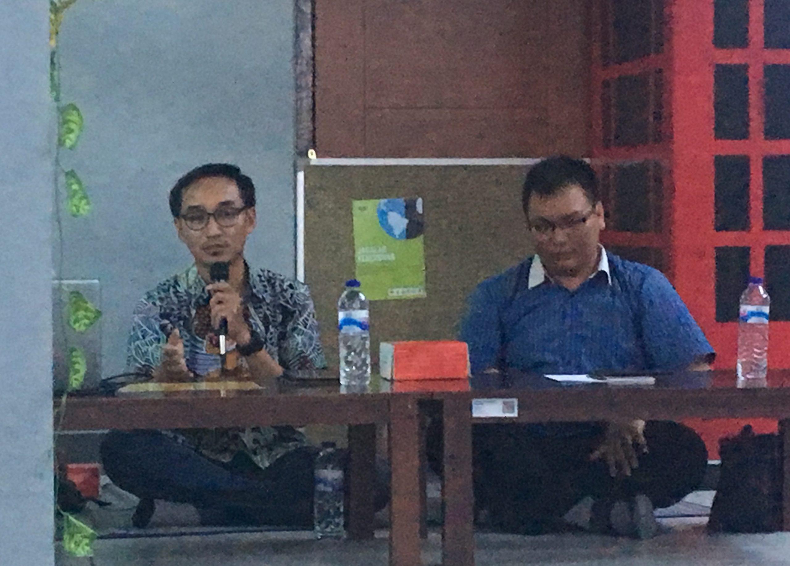UNAIR FIB Lecturer Gesang Manggala Nugraha (left)