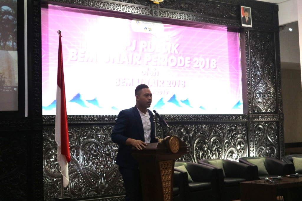 Ketua BEM UNAIR Galuh Teja Sakti saat memberikan paparan pada LPJ Publik. (Foto: Istimewa)