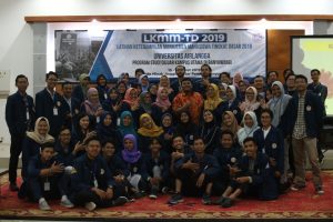 Peserta LKMM-TD PSDKU UNAIR Banyuwangi 2019 saat sesi foto bersama (Foto: Melan Argarini)
