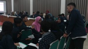 Suasana diskusi peserta bersama asisten pemandu dalam program LKMM-TD 2019 (Foto: Bastian Ragas)