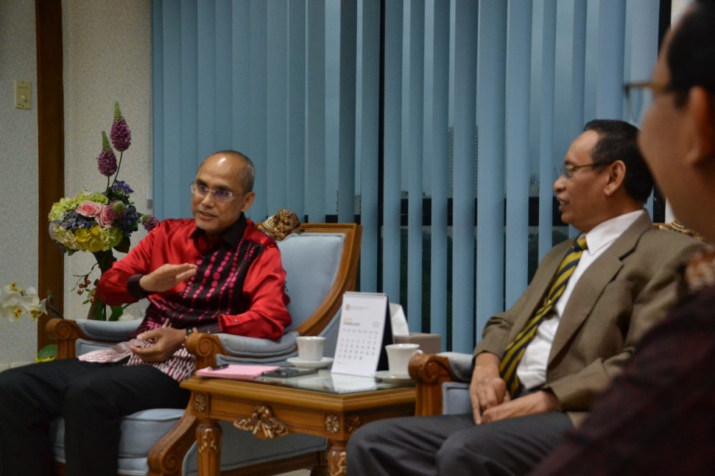 Presiden MSU Prof. Tan Sri Dato' Wira Dr Mohd Shukri Ab Yajid saat menerima jamuan dengan Rektor UNAIR Prof. Nasih. (Foto: Nuri Hermawan)