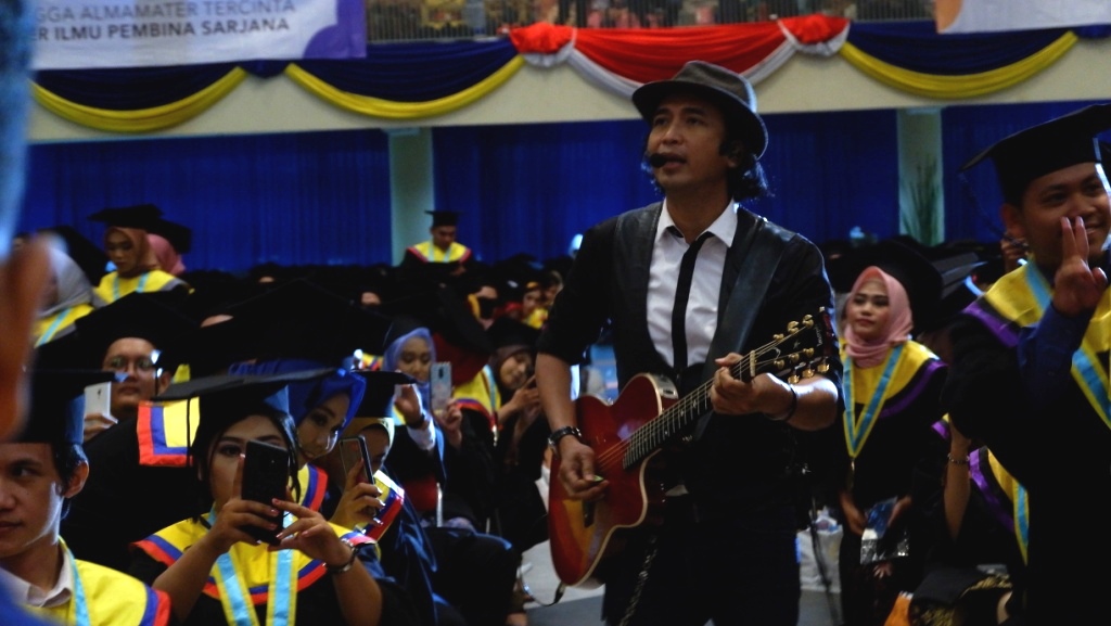 Alumni Hadir Meriahkan Wisuda: Piyu Padi yang Turut Memeriahkan Wisuda UNAIR. (Foto: Fariz Ilham R)