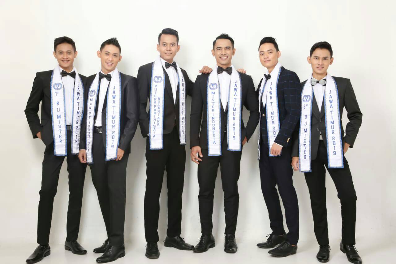 Paling kanan, Rakian Rizki Dermawan, mahasiswa Akuakultur PSDKU UNAIR Banyuwangi yang dinobatkan sebagai 2nd Runner Up Mister Jawa Timur 2019 (Foto: istimewa)