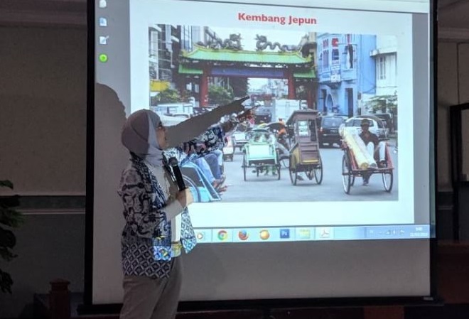 Meta Sekar Puji Astuti during studium generale at FIB UNAIR.