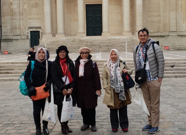 (From the left) Nur Wulan, Emy Susanti, Diah Ariani Arimbi, Prof. Rachmah Ida, and Adrian Perkasa in France