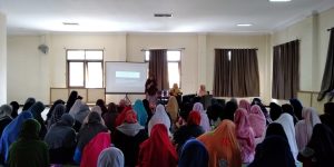 Drg. Luluk Farida saat menyampaikan paparannya terkait muslimah tangguh di era millennial dalam Talk Show Grand Launching MASKARA, Sabtu (23/3/2019) (Foto: Dhea Meidiana)