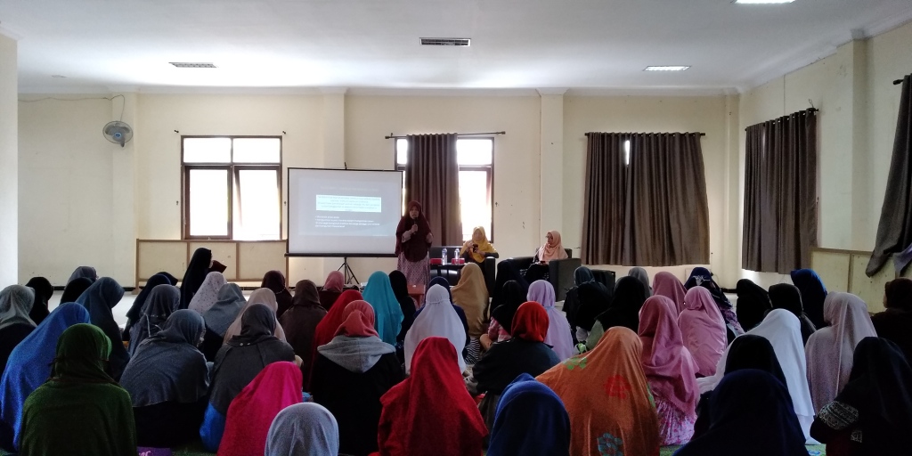 Drg. Luluk Farida saat menyampaikan paparannya terkait muslimah tangguh di era millennial dalam Talk Show Grand Launching MASKARA, Sabtu (23/3/2019) (Foto: Dhea Meidiana)