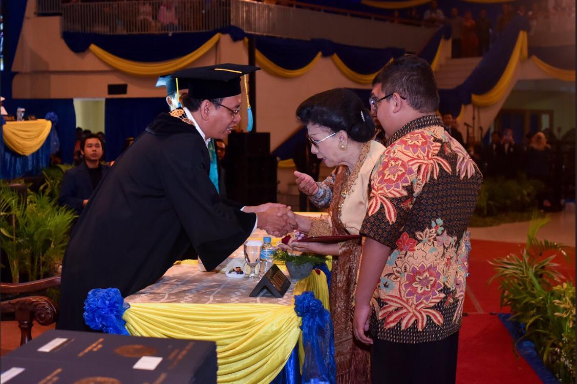 SEDIH Rektor UNAIR Prof. Dr Mohammad Nasih, SE., MT., Ak., CMA (kiri) saat menyalami sekaligus memberikan semangat kepada keluarga yang mewakili almarhumah Miranti Candrarisna dalam prosesi wisuda Minggu (10/3/2019) di Airlangga Convention Center (ACC), Kampus C UNAIR. (Foto: Istimewa)