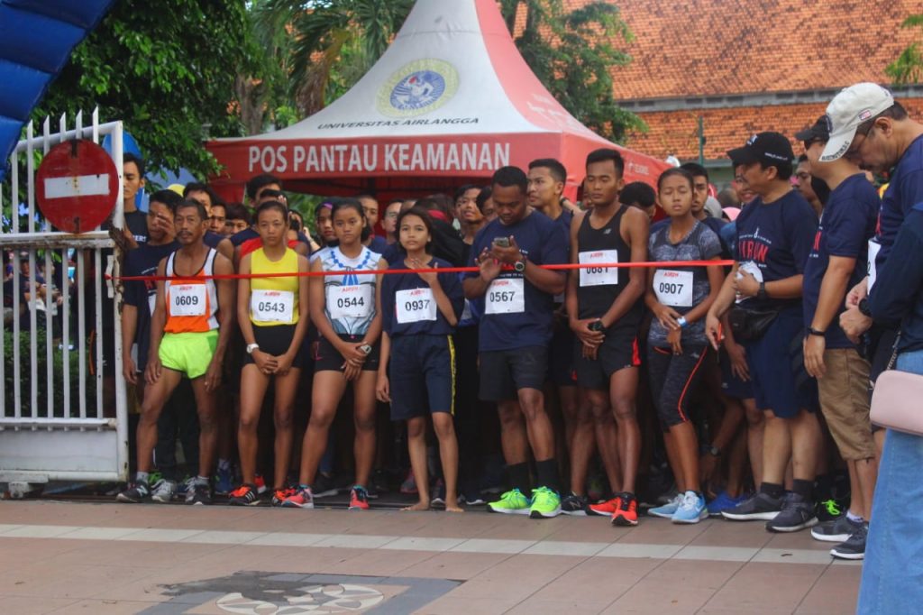 PARA peserta AIRun: Aesculap Inspire Run tengah bersiap di gerbang Fakultas Kedokteran (FK) Universitas Airlangga pada Minggu (17/3/2019). (Foto: Dokumentasi Panitia)