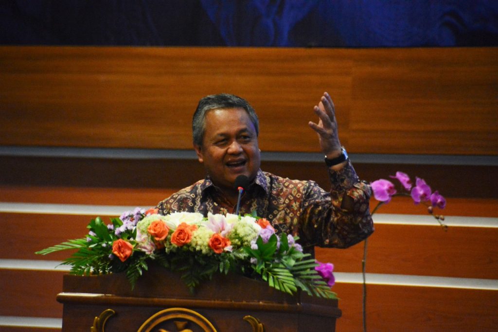 GUBERNUR Bank Indonesia (BI) Dr. Perry Warjiyo, Ph.D., memberikan kuliah tamu di Aula Garuda Mukti, Lantai 5, Kantor Manajemen Kampus C Universitas Airlangga, pada Senin siang (25/3/2019). (Foto: Agus Irwanto)