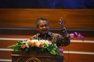 GUBERNUR Bank Indonesia (BI) Dr. Perry Warjiyo, Ph.D., memberikan kuliah tamu di Aula Garuda Mukti, Lantai 5, Kantor Manajemen Kampus C Universitas Airlangga, pada Senin siang (25/3/2019). (Foto: Agus Irwanto)