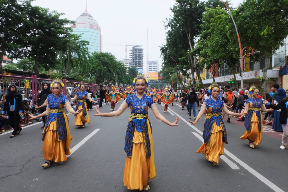 UKTK UNAIR turut meriahkan Parade Budaya dan Bunga Surabaya VAganza 2019 dalam menyambut HUT Surabaya ke-726. (Foto: Istimewa)