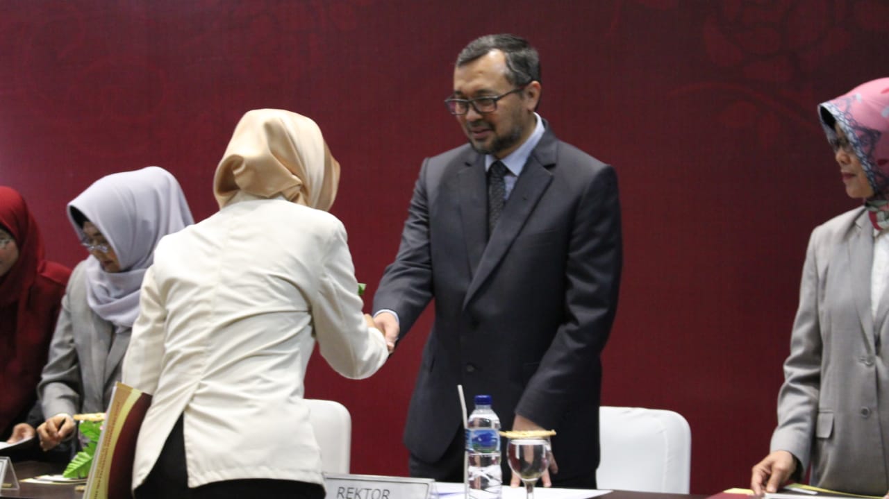 WAKIL Rektor III UNAIR Prof. Ir. Mochamad Amin Alamsyah, M.Si., Ph.D, menyalami salah seorang apoteker yang dikukuhkan dalam Upacara Pengucapan Lafal Sumpah Apoteker Periode 107 di Ruang Serbaguna, Fakultas Farmasi, Kampus C UNAIR, pada Selasa (26/3/2019). (Foto: Nindiya)