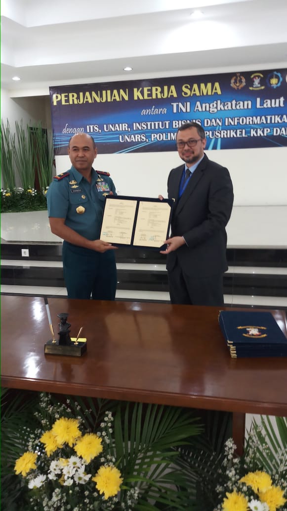DARI kanan, Wakil Rektor III Universitas Airlangga Prof. Dr. Mochammad Amin Alamsjah, Ir., M.Si., Ph.D., bersama dengan Laksamana Pertama TNI Ir. Avando Bastari, M.Phil seusai menandatangani MoU pada Rabu (20/3/2019). (Foto: Istimewa)