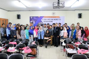 SPEAKER Anna Wiksmadhara (in the middle) took a photo with participants of translation seminar at Faculty of Humanities, Universitas Airlangga,