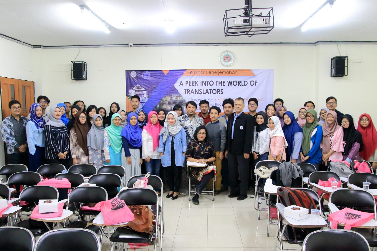 SPEAKER Anna Wiksmadhara (in the middle) took a photo with participants of translation seminar at Faculty of Humanities, Universitas Airlangga,