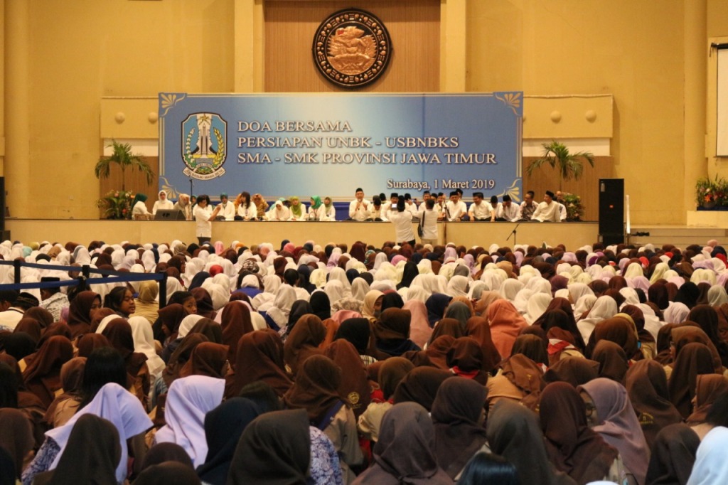 Suasana Doa Bersam Rektor UNAIR dan Gubernur Jatim. (Foto: Istimewa)