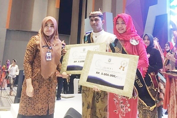 KHANSA Nabilah Noorshy (right) received a trophy