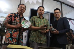 EDY Budi Santoso, S.S., M.A., (kiri) Pengajar Museologi Departemen Ilmu Sejarah Fakultas Ilmu Budaya Universitas Airlangga, menunjukkan koleksi Museum Sejarah dan Budaya (Foto: Istimewa)