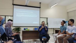ILHAM Akhsanu Ridlo, S.KM., M.Kes., dosen dari Departemen Administrasi dan Kebijakan Kesehatan (AKK) Fakultas Kesehatan Masyarakat (FKM) Universitas Airlangga (UNAIR) saat memberikan materi tentang Kesehatan dalam Politik. (Foto: Ulfah M.H)