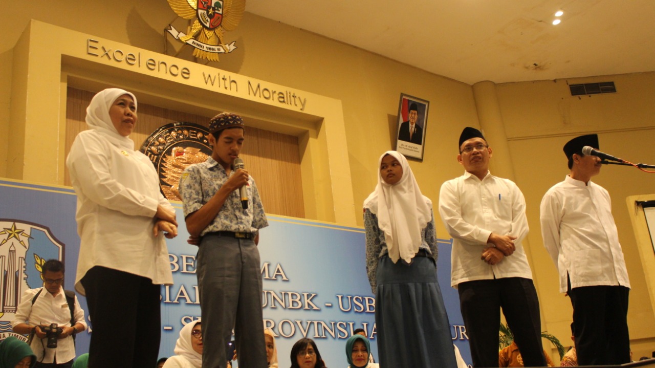 Gubernur Jatim Khofifah bersama Rektor UNAIR Prof Nasih saat mendengerkan salah satu siswa penghafal Quran. (Foto: Istimewa)