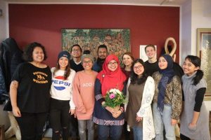 CINDY (berkerudung merah) bersama teman-temannya dari Universität Hamburg saat Farewell Party di Restaurant Jawa pada Jumat (1/02/2019). (Foto: Istimewa)