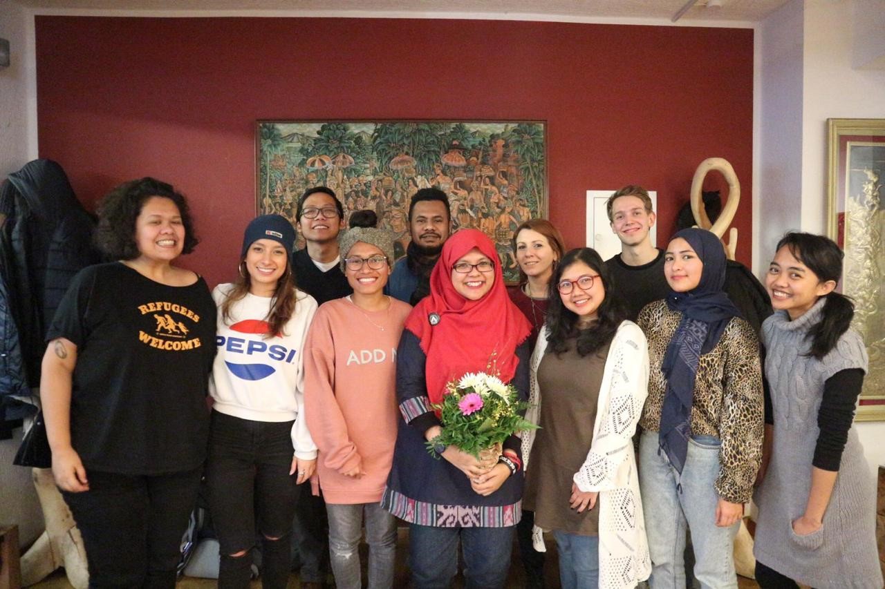 CINDY (berkerudung merah) bersama teman-temannya dari Universität Hamburg saat Farewell Party di Restaurant Jawa pada Jumat (1/02/2019). (Foto: Istimewa)