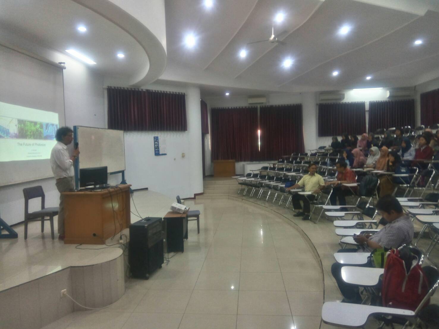KULIAH tamu ”Frontire Photonics” pada Kamis (25/4) yang bertempat di di Ruang 312 Fakultas Sains dan Teknologi (FST) Universitas Airlangga pada Kamis (25/4). (Foto: Istimewa)
