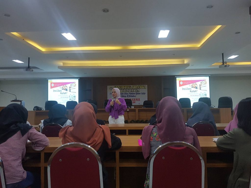 Dr. Siti Hafsyah gives motivation on Monday, April 22, 2019 at Pancasila Hall, Faculty of Law, Universitas Airlangga.