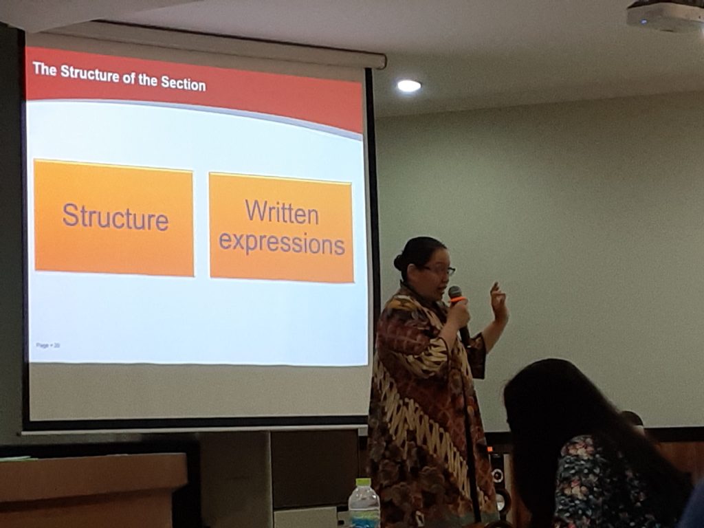DHANTI Praptikorastri, S.Kom, MM. as the speaker from LIA English workshop and simulation, "Your Chance to Learn and Practice English Better!" on Saturday, April 13, 2019 at FPSI Hall in UNAIR.