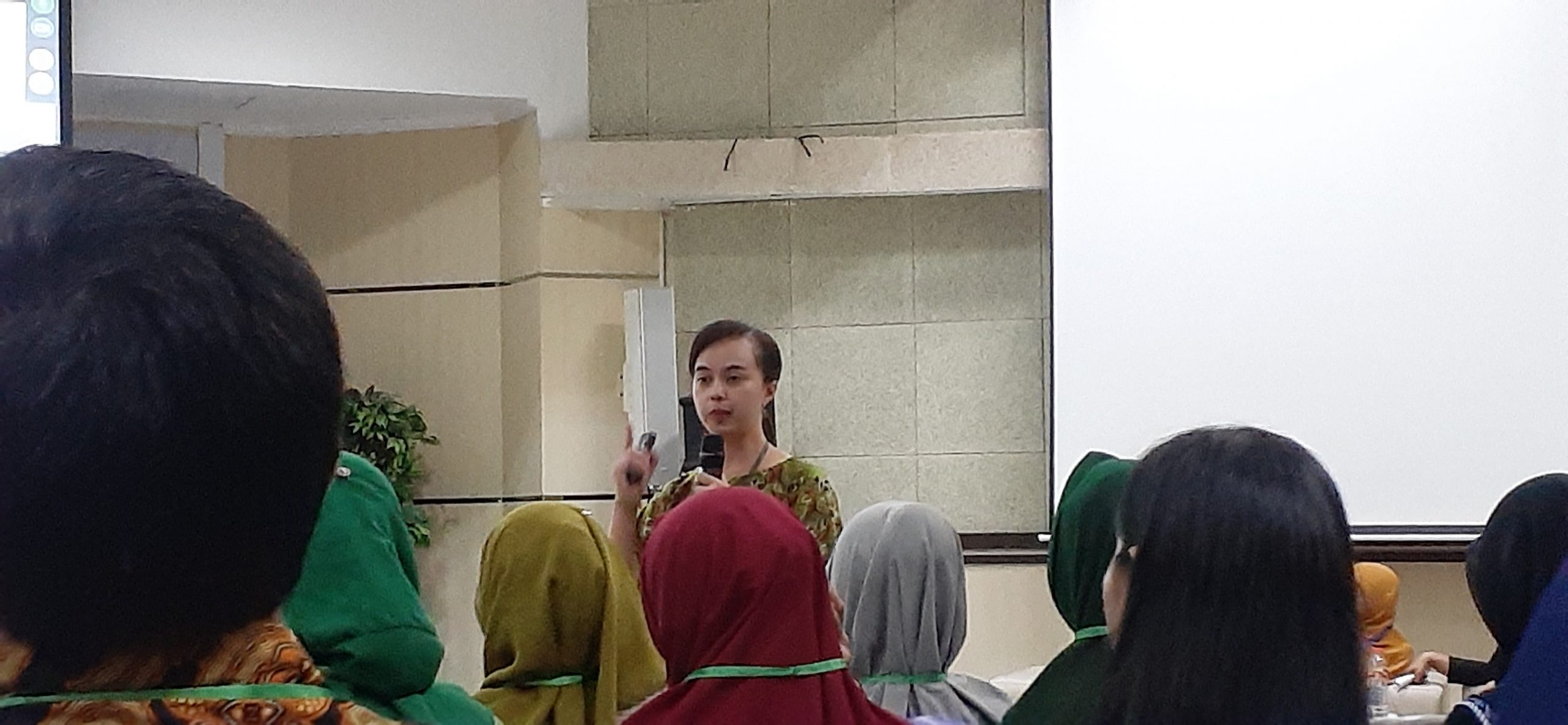 VERONIKA Anitasari, S.Kep, Ns selaku pemateri Surabaya Brain Tumor Update 2019 “Nursing Care for Emergency in Brain Tumor” pada Sabtu (27/4/2019) di Gedung Diagnostic Center Lantai 7, RS Dr. Soetomo. (Foto: Istimewa)