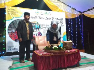 Proses pemotongan Tumpeng sebagai simbolis pembukaan acara Abdi Isun Lare Bidikmisi. (Foto: Istimewa)