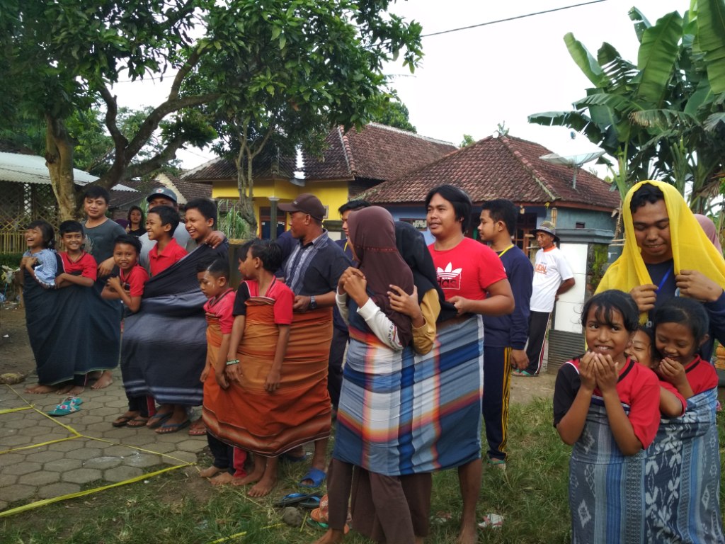 KESERUAN salah satu kegiatan Abdi Isun Lare Bidikmidi AUBMO PSDKU Banyuwangi. (Foto: Istimewa)