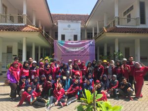 Foto bersama mahasiswa Ilmu Kesehatan Masyarakat seusai acara Q-time. (Foto: Istimewa)