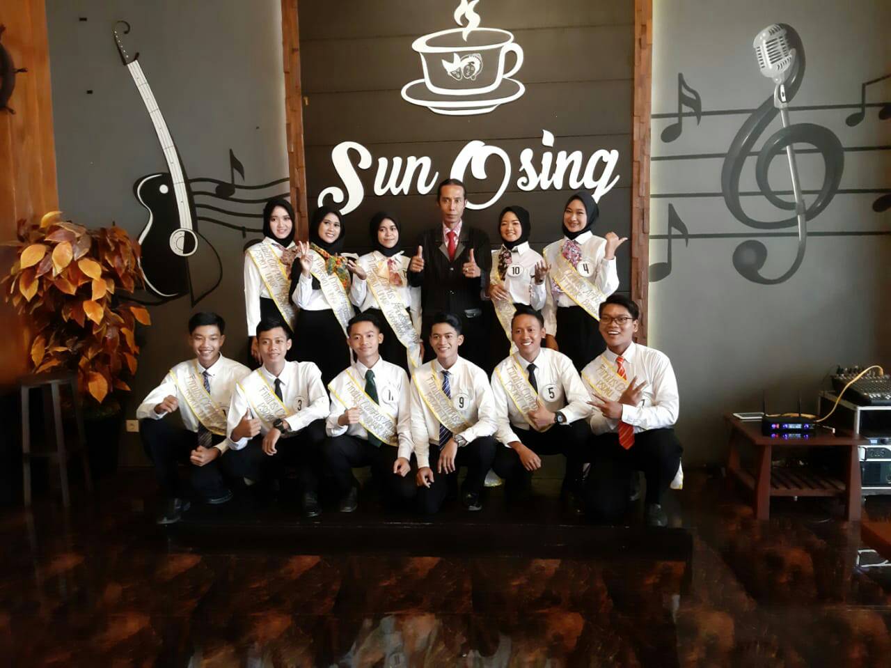 FINALIS campus ambassador bersama pemateri tabel manner, Sukir Kadek usai kegiatan. (Foto: Istimewa)