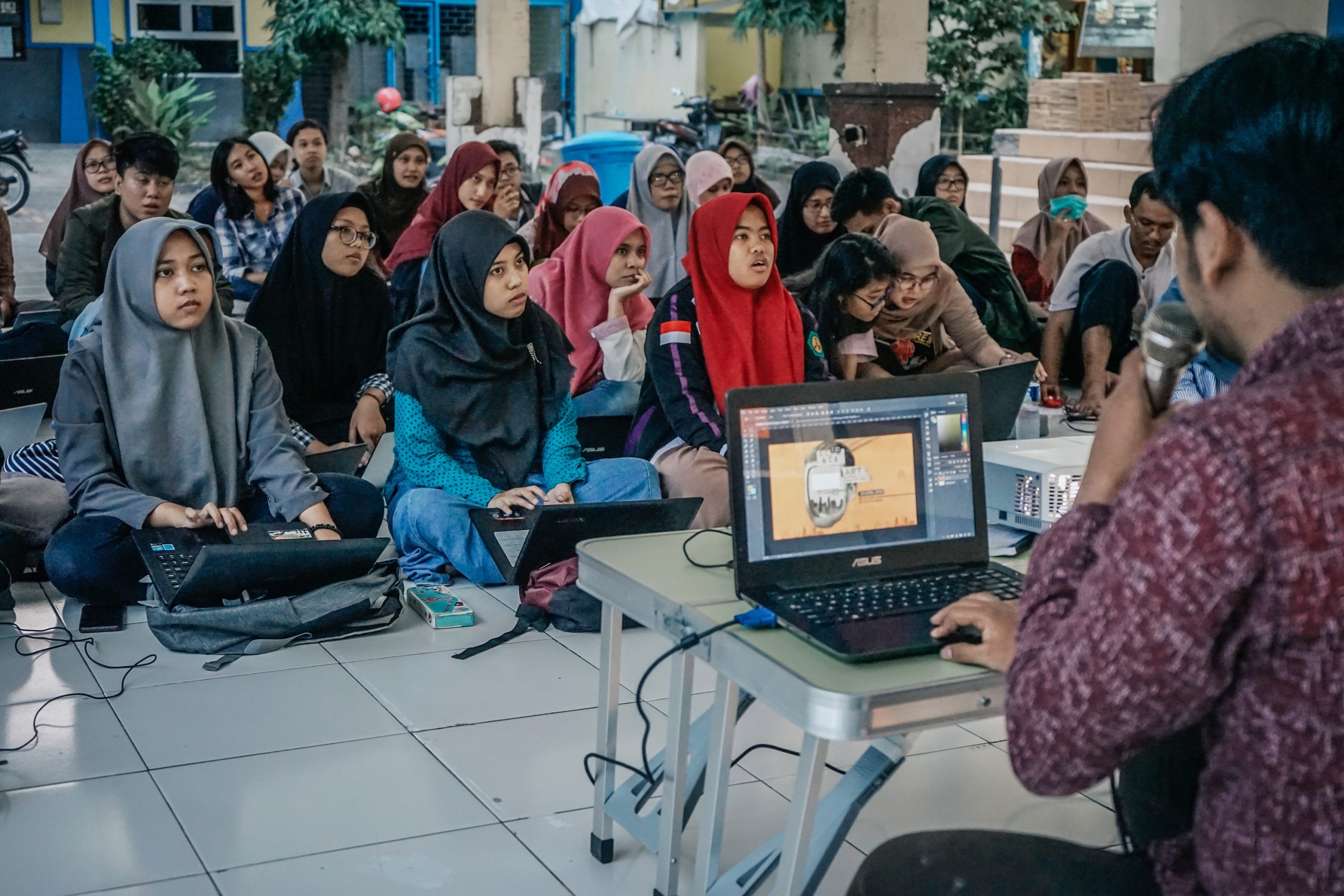 WORKSHOP dan pelatihan desain dan video “Science Art” pada Kamis (25/4) yang bertempat di SC Pertamina FST UNAIR. (Foto: Istimewa)