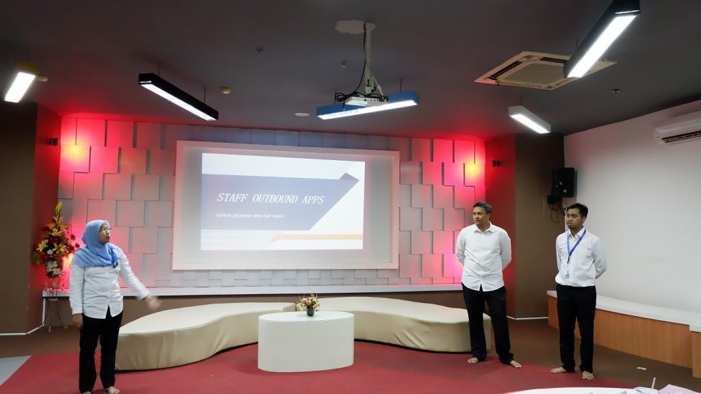 YESSINDA bersama dua koleganya, yakni Abdur Rahman Sadad dan Rachmad Eko Hariono saat mempresentasikan inovasinya tentang aplikasi Staff Outbound Apps. (Foto: Istimewa)